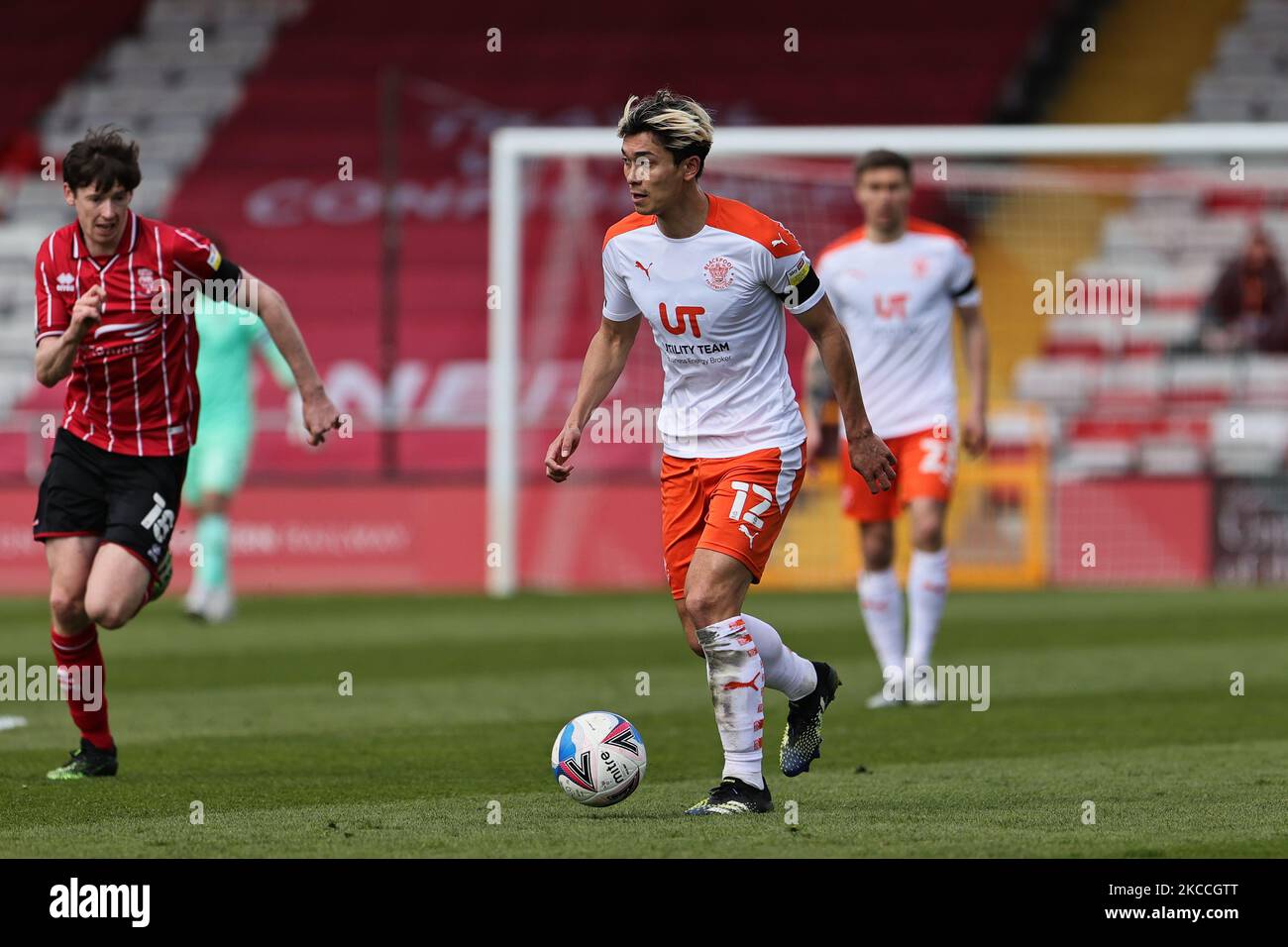 Kenneth Dougall di Blackpool corre con la palla durante la partita della Sky Bet League 1 tra Lincoln City e Blackpool allo stadio LNER di Lincoln, Inghilterra, il 10th aprile 2021. (Foto di James Holyoak/MI News/NurPhoto) Foto Stock