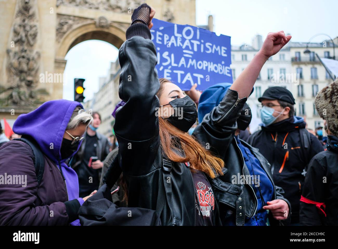 Diverse migliaia di manifestanti hanno marciato a Parigi, in Francia, il 10 aprile 2021 contro le idee di estrema destra, mentre il governo moltiplica gli attacchi verbali e una legge contro il separatismo musulmano. (Foto di Vincent Koebel/NurPhoto) Foto Stock