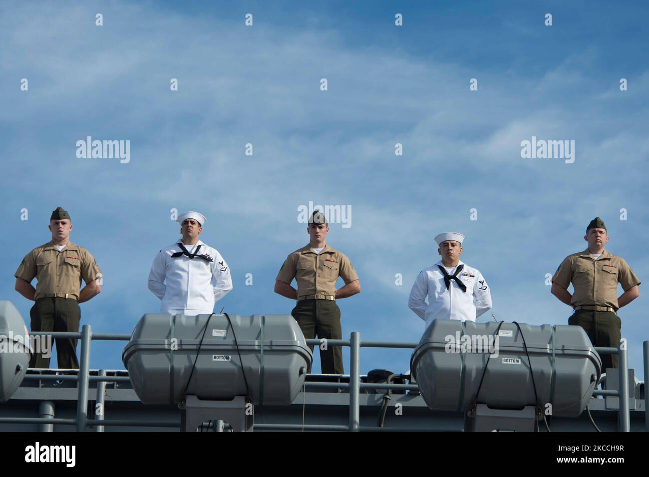 I marinai statunitensi e i marines imbalsaggiano le rotaie a bordo della USS Kearsarge. Foto Stock