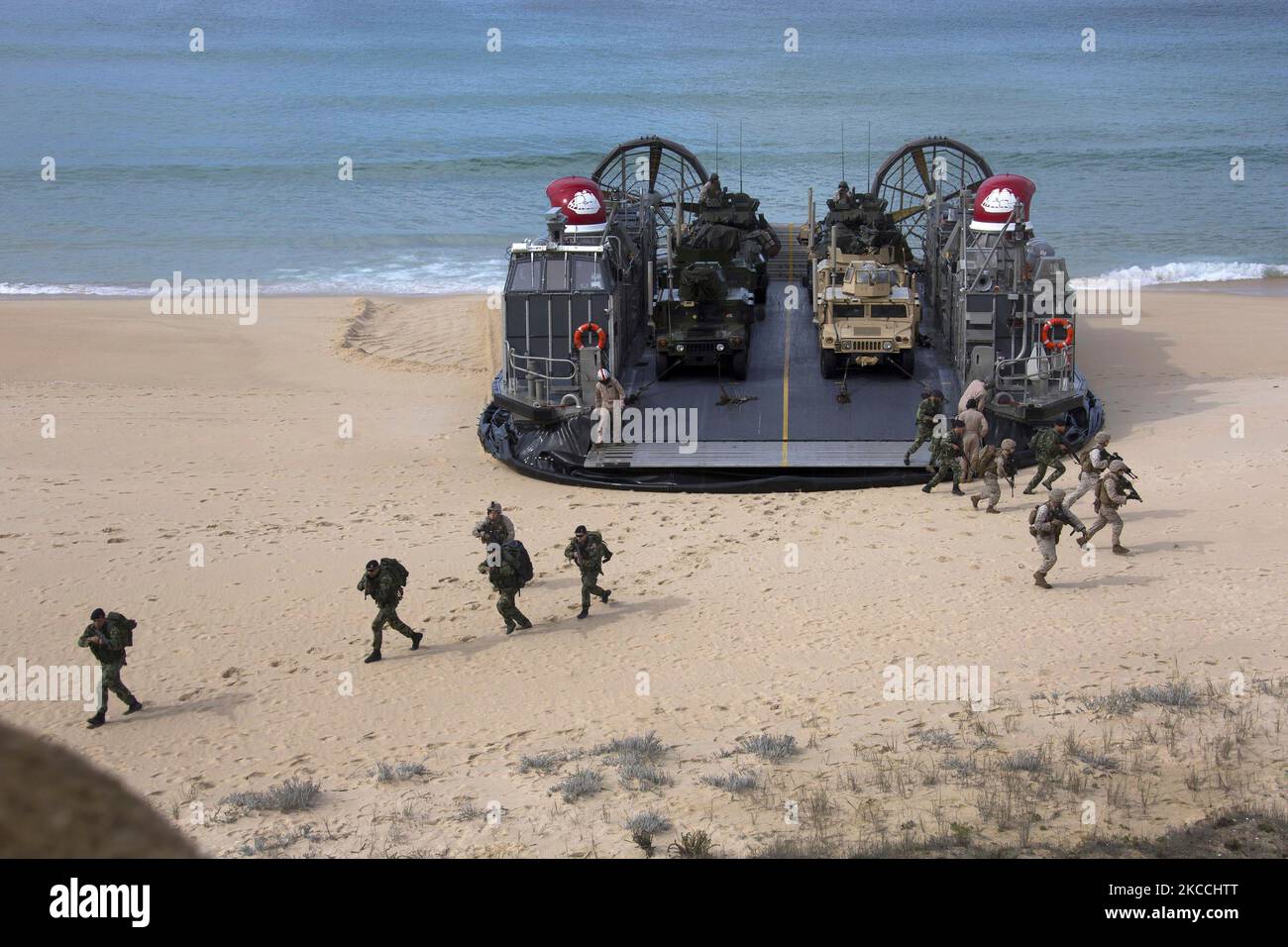 I marines degli Stati Uniti e del Portogallo sbarcano da un cuscino ad aria dell'Artigianato di atterraggio. Foto Stock