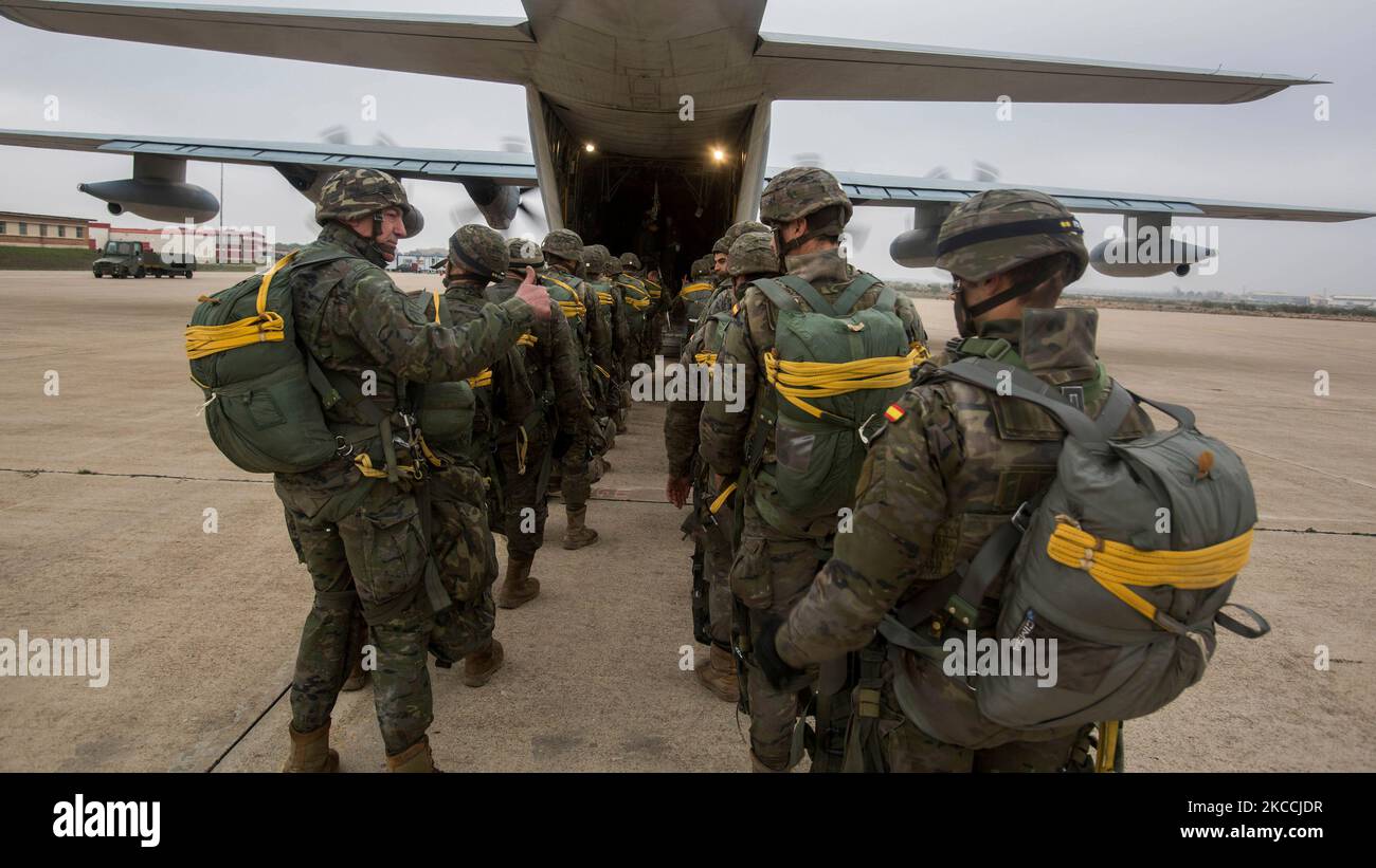 I paracadutisti spagnoli salpano a bordo di un KC-130J Hercules. Foto Stock