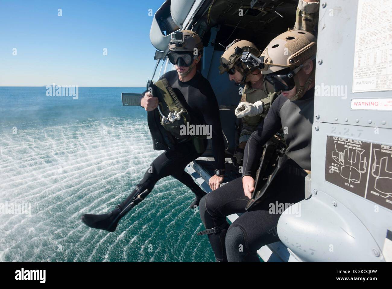I marinai saltano nell'oceano da un elicottero MH-60s Seahawk. Foto Stock