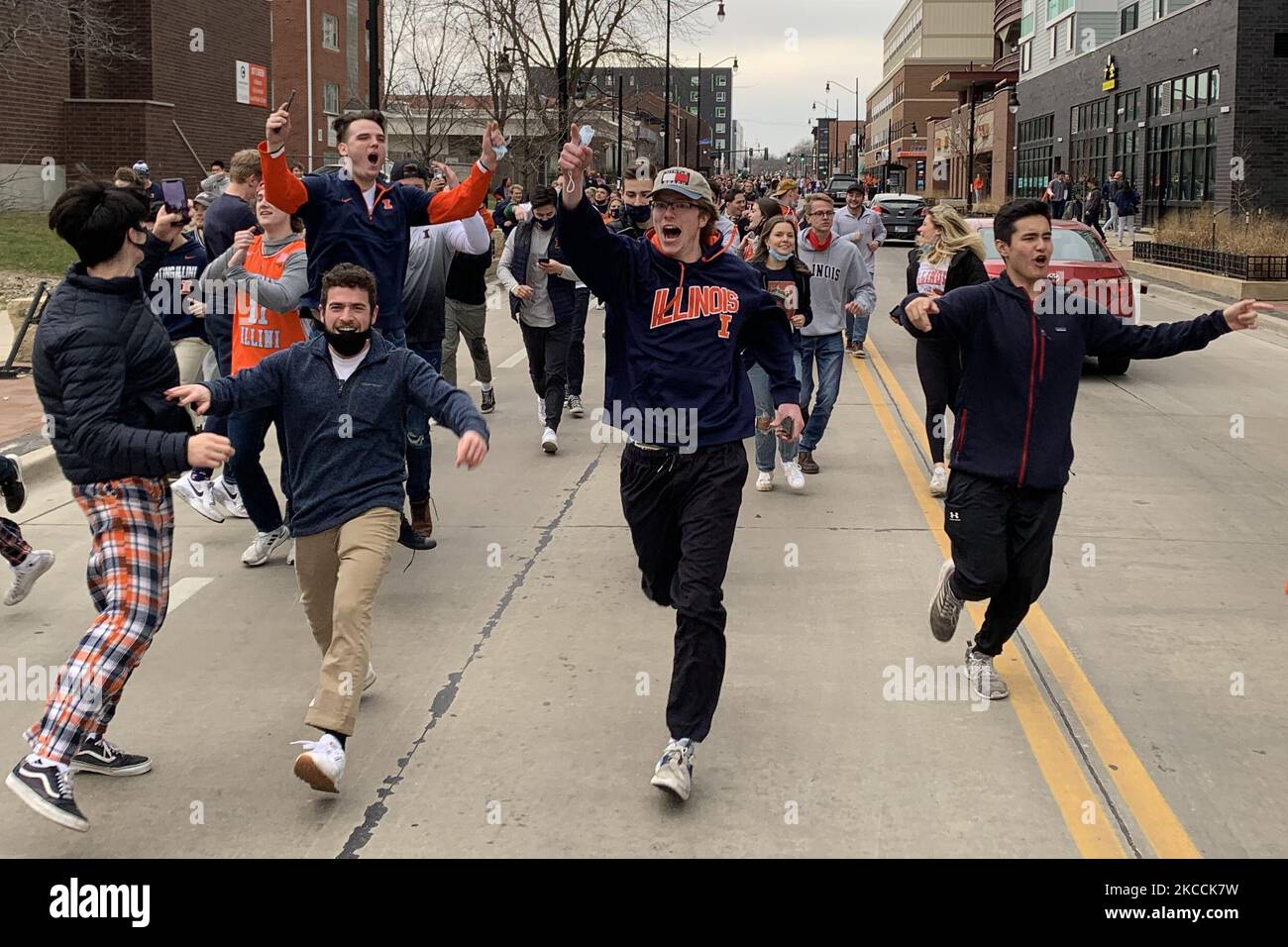 Gli studenti dell'Illinois Fighting Illinois celebrano a Campustown su Green Street e all'Alma Mater dopo aver sconfitto i Buckeyes dello stato dell'Ohio nella finale del torneo Big Ten Championship a Champaign, Illinois, USA, il 14 marzo 2021. (Foto di Patrick Gorski/NurPhoto) Foto Stock