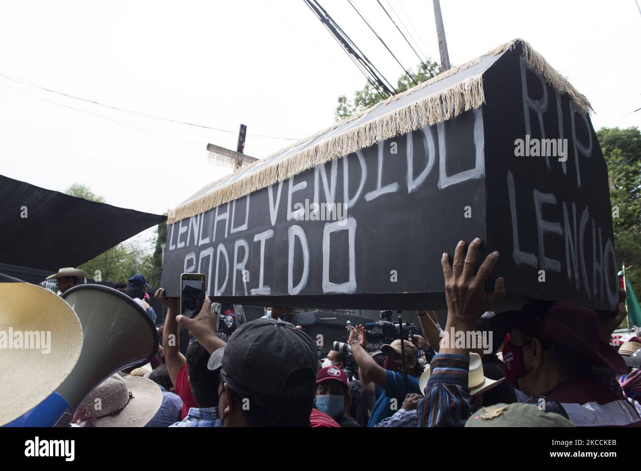 Felix Salgado Macedonio, candidato del partito politico Morena per governatore di Guerrero, E decine dei suoi sostenitori, ha effettuato una carovana da Acapulco a Città del Messico che culminò in un sit-in al di fuori degli uffici del National Electoral Institute (INE per il suo acronimo in spagnolo) per chiedere al caso di non ritirare la sua candidatura per non aver presentato spese pre-campagna. Città del Messico, 11 aprile 2021. (Foto di Cristian Leyva/NurPhoto) Foto Stock