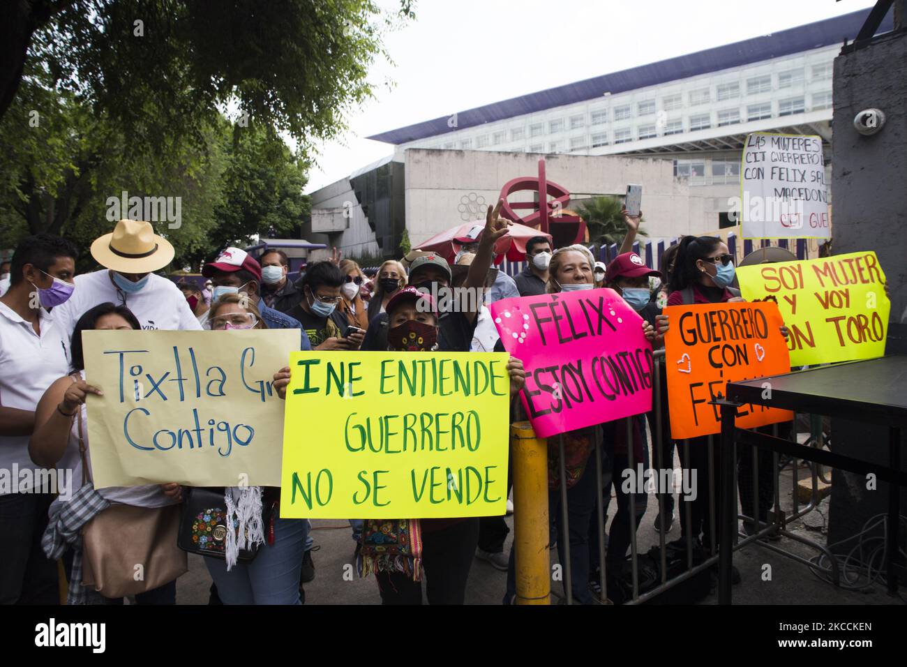 Felix Salgado Macedonio, candidato del partito politico Morena per governatore di Guerrero, E decine dei suoi sostenitori, ha effettuato una carovana da Acapulco a Città del Messico che culminò in un sit-in al di fuori degli uffici del National Electoral Institute (INE per il suo acronimo in spagnolo) per chiedere al caso di non ritirare la sua candidatura per non aver presentato spese pre-campagna. Città del Messico, 11 aprile 2021. (Foto di Cristian Leyva/NurPhoto) Foto Stock