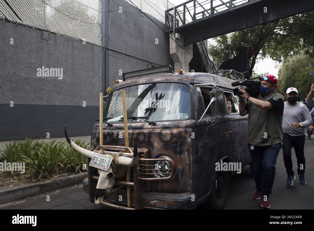 Felix Salgado Macedonio, candidato del partito politico Morena per governatore di Guerrero, E decine dei suoi sostenitori, ha effettuato una carovana da Acapulco a Città del Messico che culminò in un sit-in al di fuori degli uffici del National Electoral Institute (INE per il suo acronimo in spagnolo) per chiedere al caso di non ritirare la sua candidatura per non aver presentato spese pre-campagna. Città del Messico, 11 aprile 2021. (Foto di Cristian Leyva/NurPhoto) Foto Stock