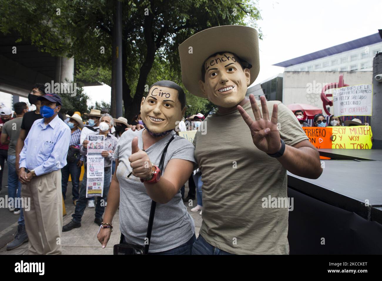 Felix Salgado Macedonio, candidato del partito politico Morena per governatore di Guerrero, E decine dei suoi sostenitori, ha effettuato una carovana da Acapulco a Città del Messico che culminò in un sit-in al di fuori degli uffici del National Electoral Institute (INE per il suo acronimo in spagnolo) per chiedere al caso di non ritirare la sua candidatura per non aver presentato spese pre-campagna. Città del Messico, 11 aprile 2021. (Foto di Cristian Leyva/NurPhoto) Foto Stock