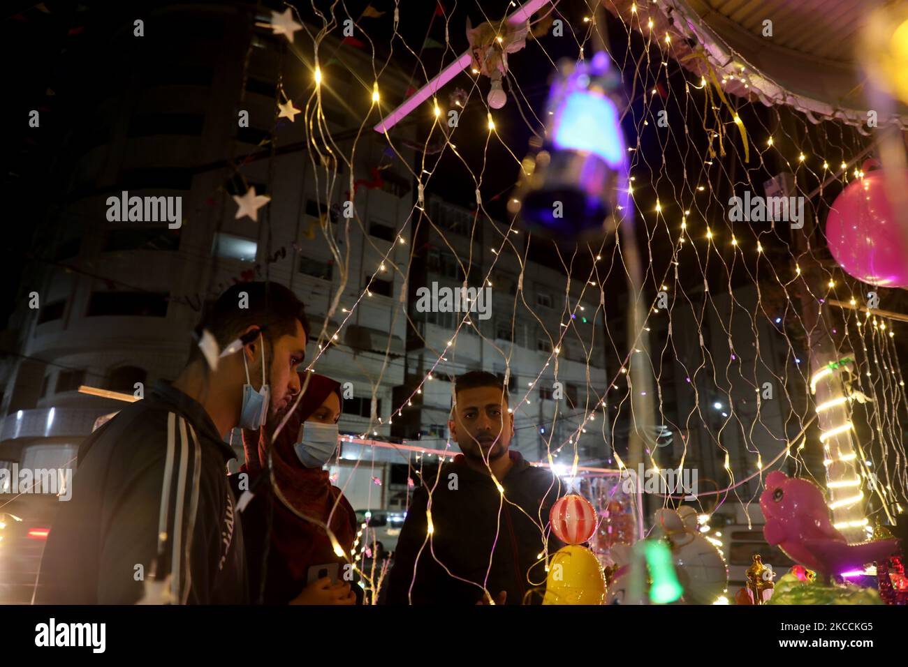 I palestinesi acquistano le lanterne prima dell'inizio del mese di digiuno del Ramadan, a Gaza City, il 11 aprile 2021, in mezzo alla pandemia di coronavirus. - Durante tutto il mese santo musulmano del Ramadan, i musulmani devoti si astengono dal cibo e dalle bevande dall'alba al tramonto. (Foto di Majdi Fathi/NurPhoto) Foto Stock