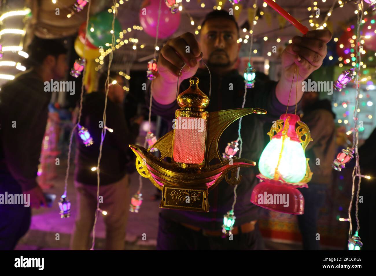 Un negoziante palestinese vende lanterne prima del digiuno di Ramadan, a Gaza City, il 11 aprile 2021, in mezzo alla pandemia di coronavirus. - Durante tutto il mese santo musulmano del Ramadan, i musulmani devoti si astengono dal cibo e dalle bevande dall'alba al tramonto. (Foto di Majdi Fathi/NurPhoto) Foto Stock