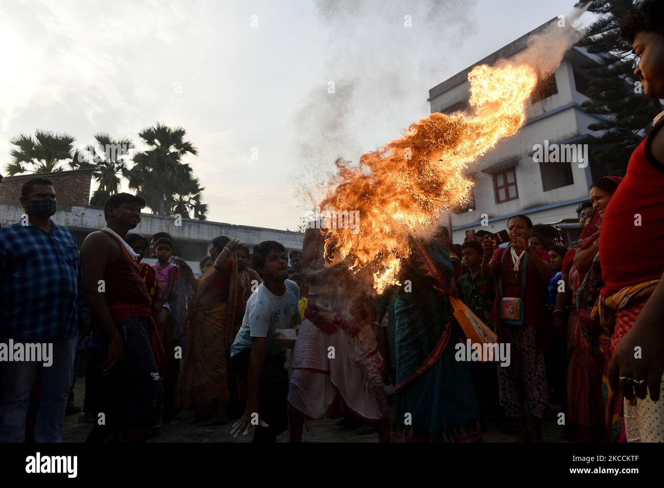 Gajan festival tra emergenza coronavirus nel sud 24 Pargana, Bengala Occidentale, India, 12 aprile, 2021. Gajan è un festival indù celebrato principalmente nel Bengala Occidentale. (Foto di Indranil Aditya/NurPhoto) Foto Stock