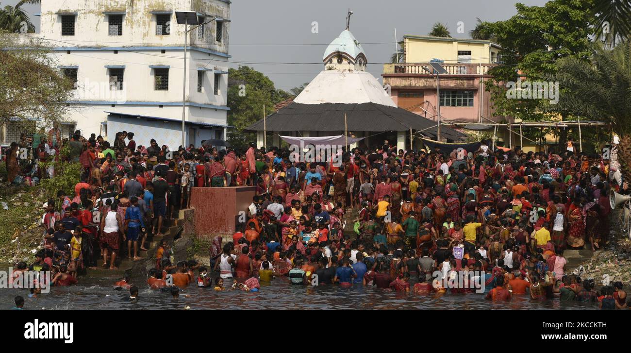 Gajan festival tra emergenza coronavirus nel sud 24 Pargana, Bengala Occidentale, India, 12 aprile, 2021. Gajan è un festival indù celebrato principalmente nel Bengala Occidentale. (Foto di Indranil Aditya/NurPhoto) Foto Stock