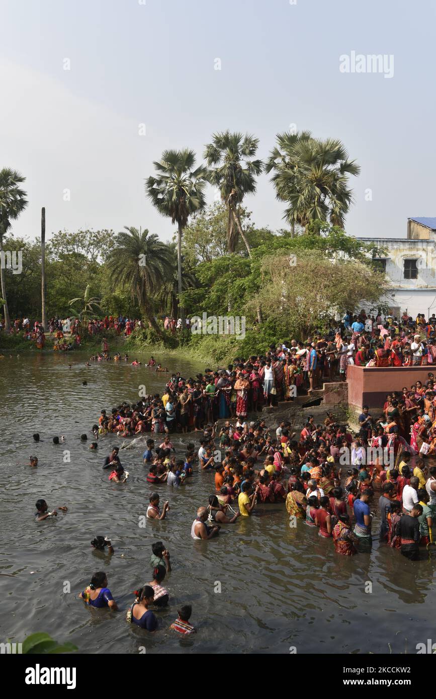 Gajan festival tra emergenza coronavirus nel sud 24 Pargana, Bengala Occidentale, India, 12 aprile, 2021. Gajan è un festival indù celebrato principalmente nel Bengala Occidentale. (Foto di Indranil Aditya/NurPhoto) Foto Stock