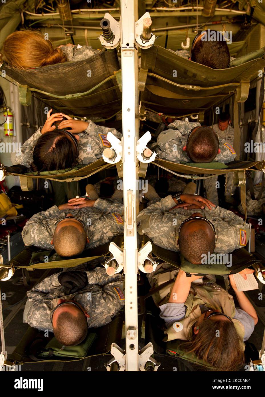 I soldati statunitensi e un civile giacciono sulle lettiere come pazienti simulati. Foto Stock