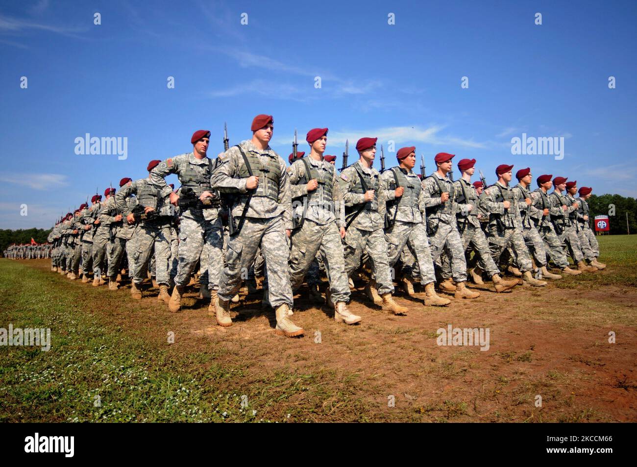 I paracadutisti dell'esercito statunitense marciano sul Pike Field a Fort Bragg, North Carolina. Foto Stock