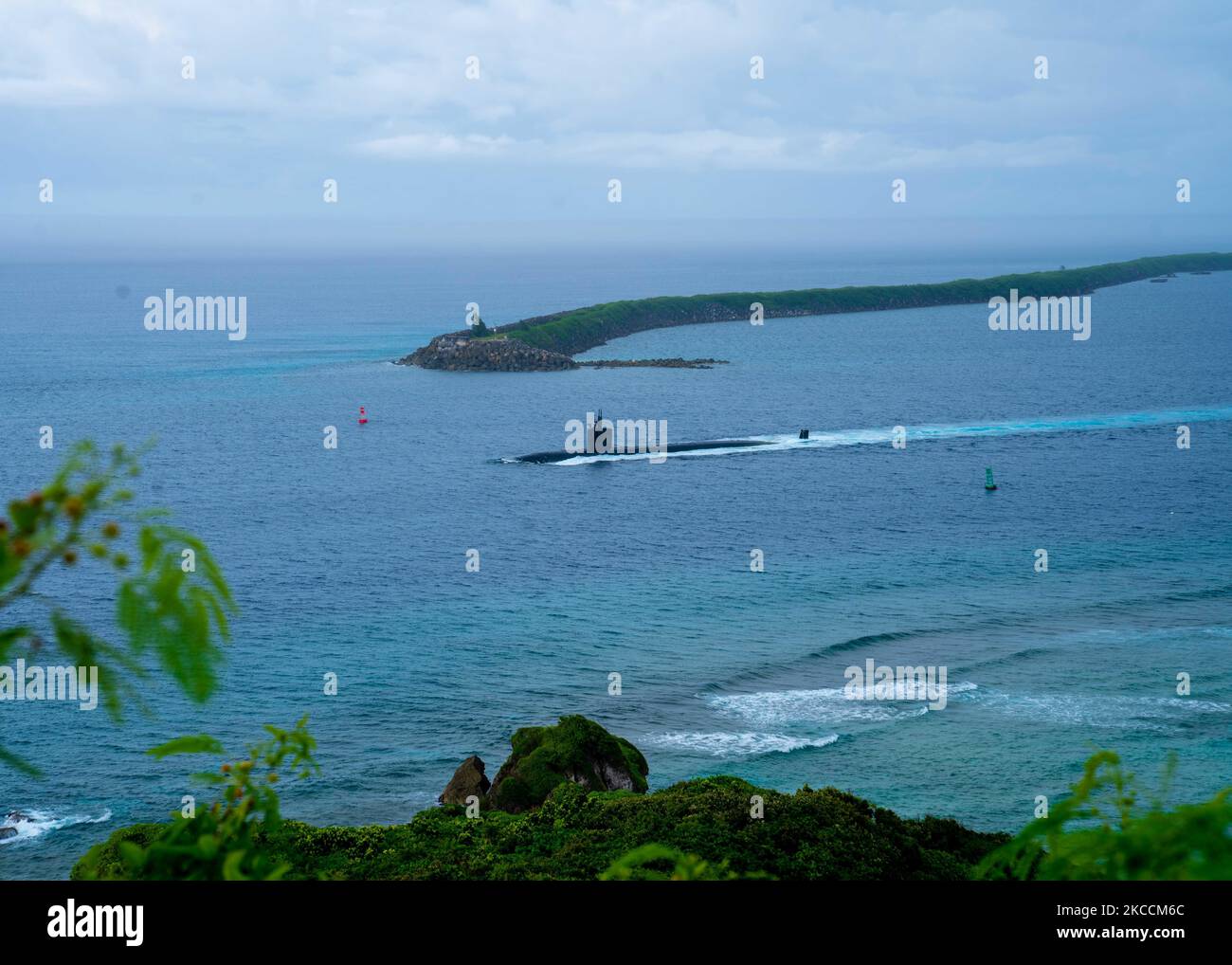 Punto OROTE, Guam (ott 5, 2022) il sottomarino ad attacco rapido di classe Los Angeles USS Springfield (SSN 761) parte da Apa Harbor, Guam, ottobre 5. Springfield è uno dei cinque sottomarini assegnati al comandante, Submarine Squadron (SUBRON) 15. SUBRON 15 è responsabile della fornitura di formazione, materiale e supporto per la preparazione del personale a cinque sottomarini ad attacco rapido di classe Los Angeles e si trova a Polaris Point, Naval base Guam. (STATI UNITI Foto della Marina di Eric Uhden) Foto Stock