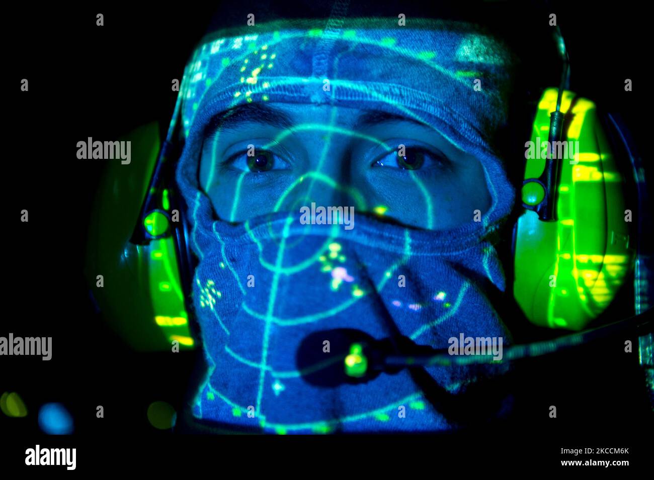 Un marinaio si pone per una foto per ritrarre la preparazione al combattimento. Foto Stock