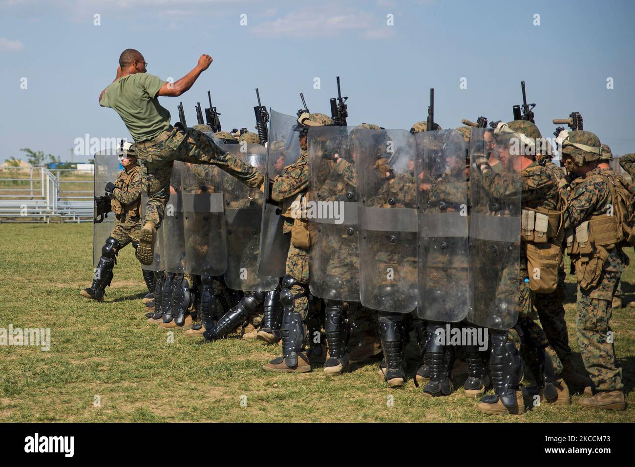 I Marines degli Stati Uniti fanno una formazione anti-riot. Foto Stock