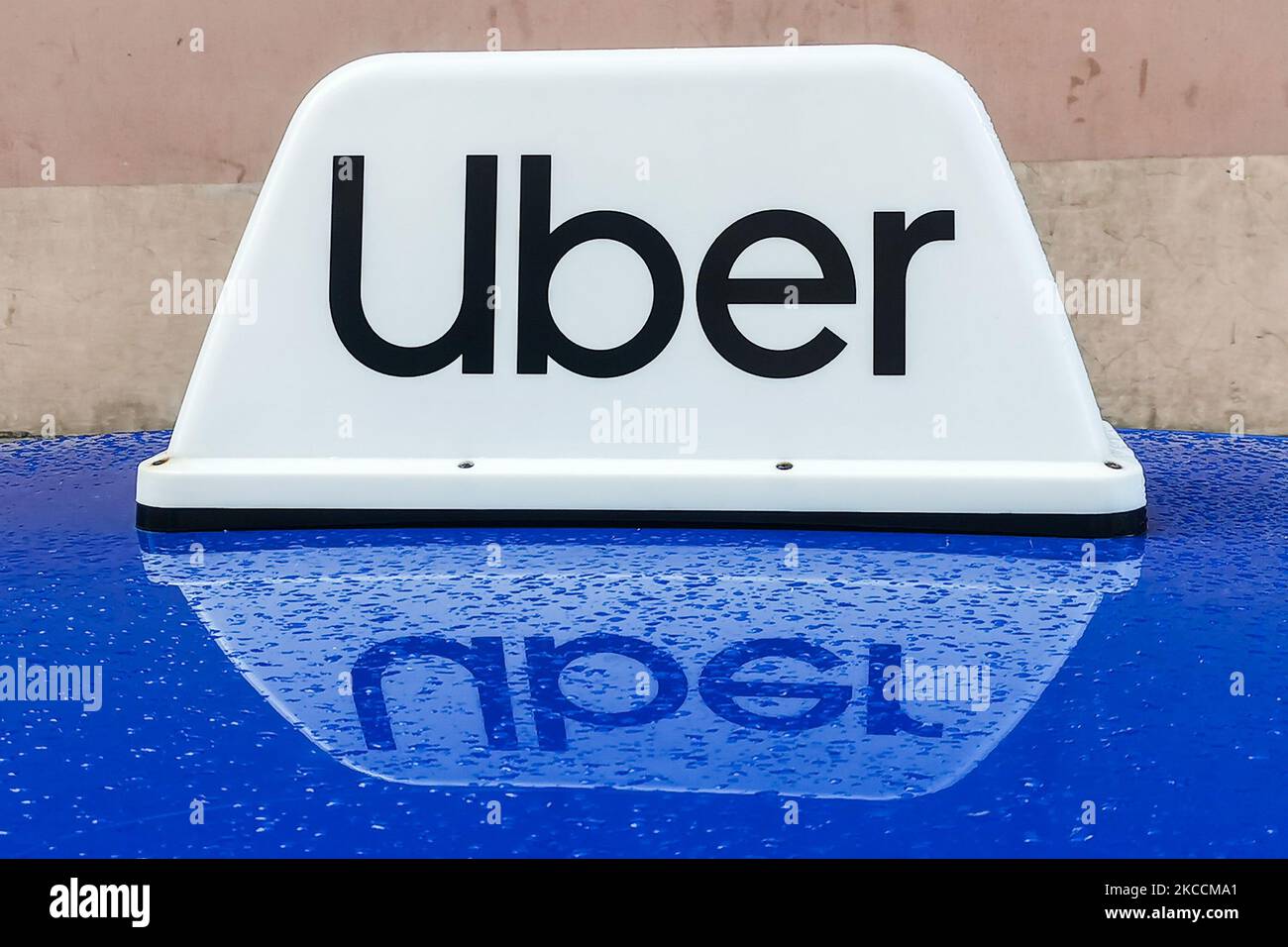 Il logo Uber viene visto su un'auto a Cracovia, Polonia, il 7 aprile 2021. (Foto di Beata Zawrzel/NurPhoto) Foto Stock