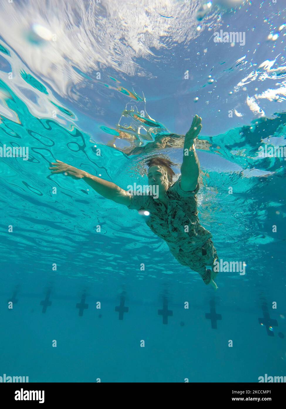 Un Marine statunitense nuota attraverso un percorso anfibio ad ostacoli. Foto Stock