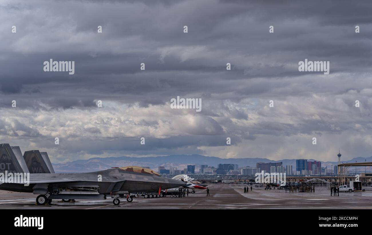 I display statici e gli aerei ad alte prestazioni sono impostati prima dell'inizio dell'Aviation Nation 2022 novembre 3, 2022, presso la base dell'aeronautica di Nellis, Nevada. L'esibizione aerea sarà caratterizzata da 17 artisti e servirà da mezzo per i membri militari e le installazioni per mostrare apprezzamento alle comunità locali e mostrare le capacità del Dipartimento della Difesa e dell'Aeronautica militare. (STATI UNITI Foto Air Force di Tech. SGT. Alexandre Montes) Foto Stock