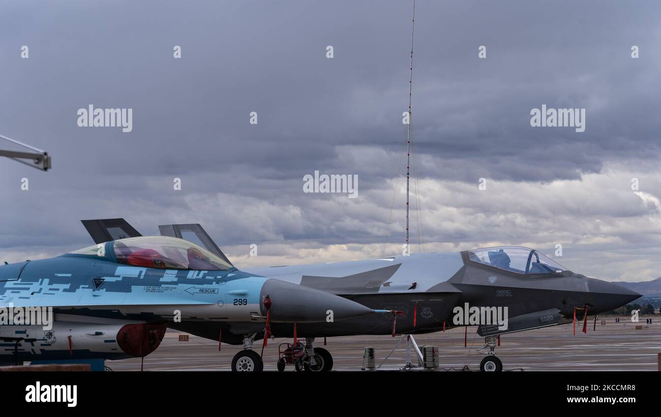 I display statici e gli aerei ad alte prestazioni sono impostati prima dell'inizio dell'Aviation Nation 2022 novembre 3, 2022, presso la base dell'aeronautica di Nellis, Nevada. L'esibizione aerea sarà caratterizzata da 17 artisti e servirà da mezzo per i membri militari e le installazioni per mostrare apprezzamento alle comunità locali e mostrare le capacità del Dipartimento della Difesa e dell'Aeronautica militare. (STATI UNITI Foto Air Force di Tech. SGT. Alexandre Montes) Foto Stock