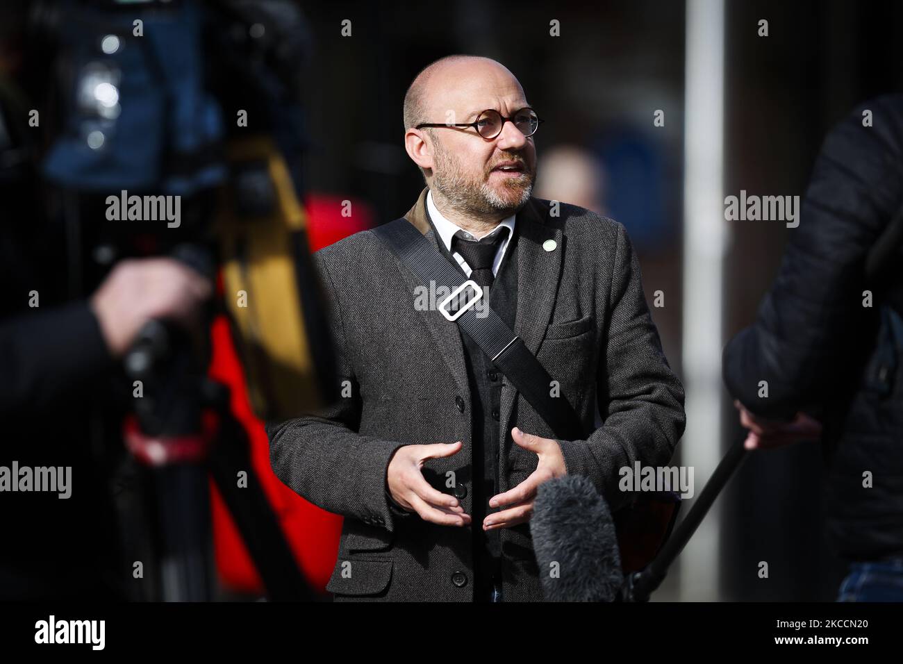 Il co-leader scozzese dei Verdi Patrick Harvie durante una visita a Falkirk High Street il 13 aprile 2021 a Falkirk, Scozia. Mentre continua a fare campagna per le prossime elezioni parlamentari scozzesi, annunciando le proposte del suo partito per sostenere i lavoratori e le imprese del settore alberghiero, mentre la limitazione di Covid inizia ad essere attenuata. (Foto di Ewan Bootman/NurPhoto) Foto Stock