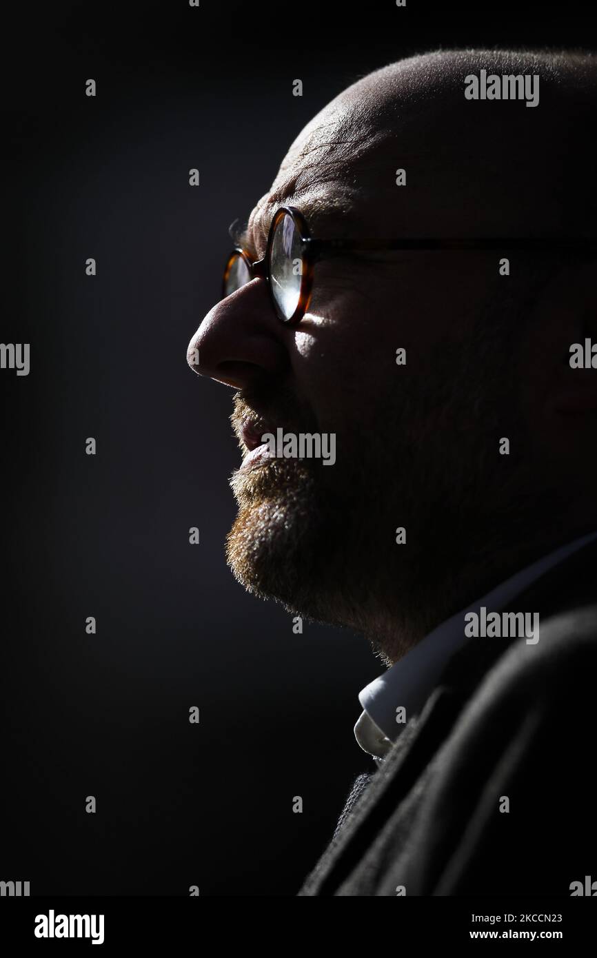 Il co-leader scozzese dei Verdi Patrick Harvie durante una visita a Falkirk High Street il 13 aprile 2021 a Falkirk, Scozia. Mentre continua a fare campagna per le prossime elezioni parlamentari scozzesi, annunciando le proposte del suo partito per sostenere i lavoratori e le imprese del settore alberghiero, mentre la limitazione di Covid inizia ad essere attenuata. (Foto di Ewan Bootman/NurPhoto) Foto Stock