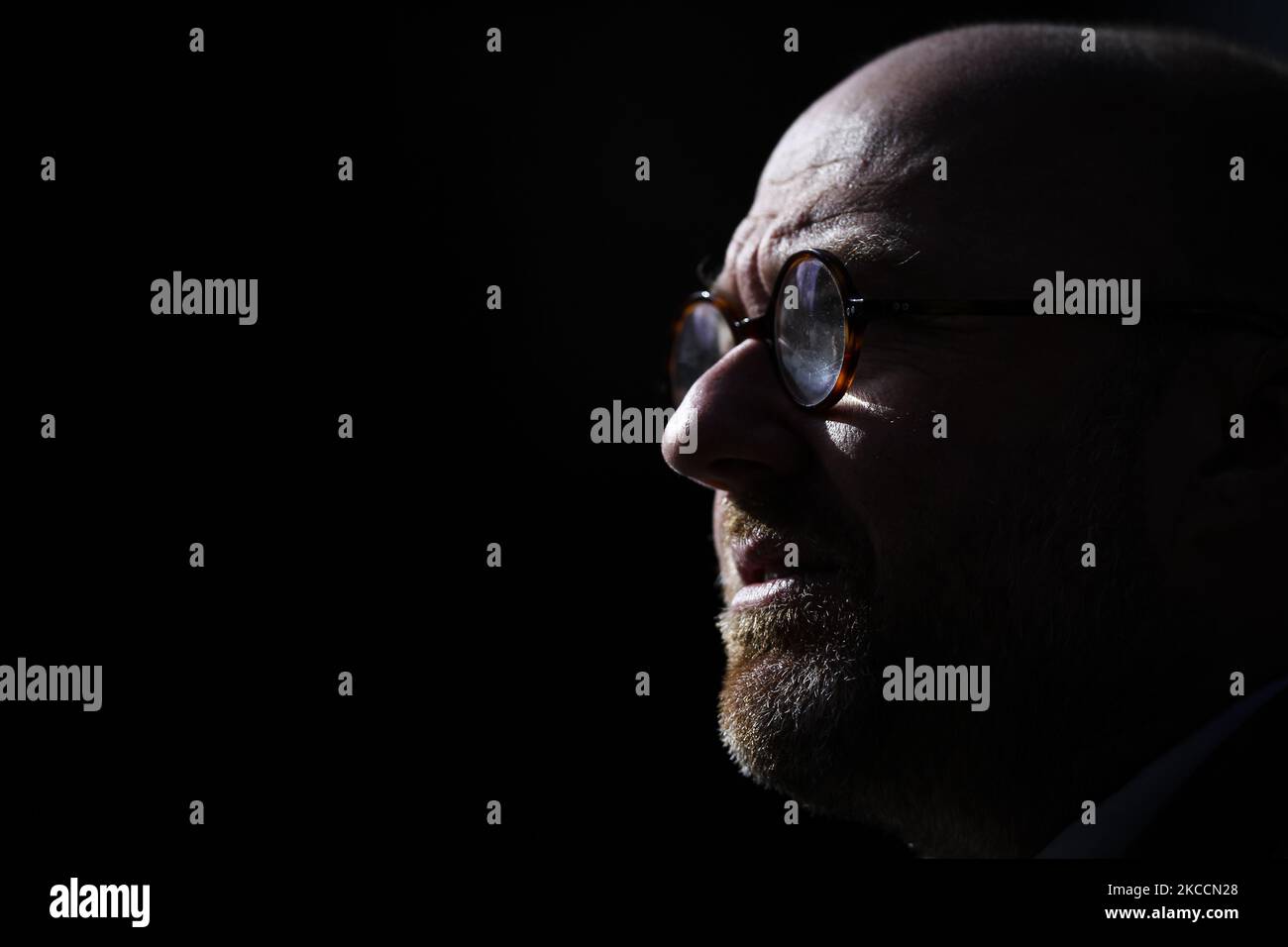 Il co-leader scozzese dei Verdi Patrick Harvie durante una visita a Falkirk High Street il 13 aprile 2021 a Falkirk, Scozia. Mentre continua a fare campagna per le prossime elezioni parlamentari scozzesi, annunciando le proposte del suo partito per sostenere i lavoratori e le imprese del settore alberghiero, mentre la limitazione di Covid inizia ad essere attenuata. (Foto di Ewan Bootman/NurPhoto) Foto Stock