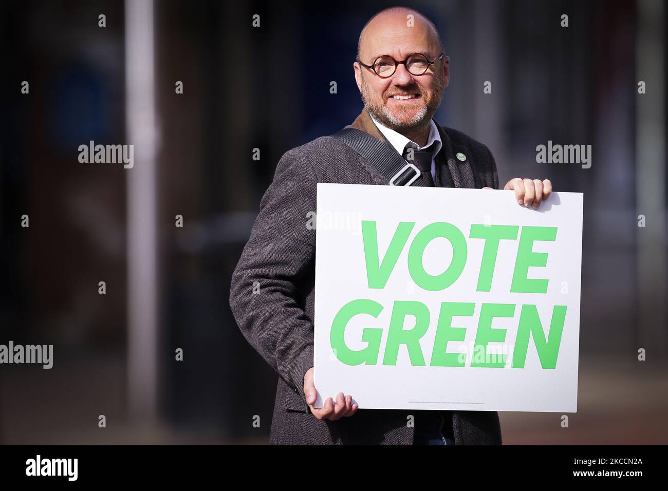 Il co-leader scozzese dei Verdi Patrick Harvie durante una visita a Falkirk High Street il 13 aprile 2021 a Falkirk, Scozia. Mentre continua a fare campagna per le prossime elezioni parlamentari scozzesi, annunciando le proposte del suo partito per sostenere i lavoratori e le imprese del settore alberghiero, mentre la limitazione di Covid inizia ad essere attenuata. (Foto di Ewan Bootman/NurPhoto) Foto Stock