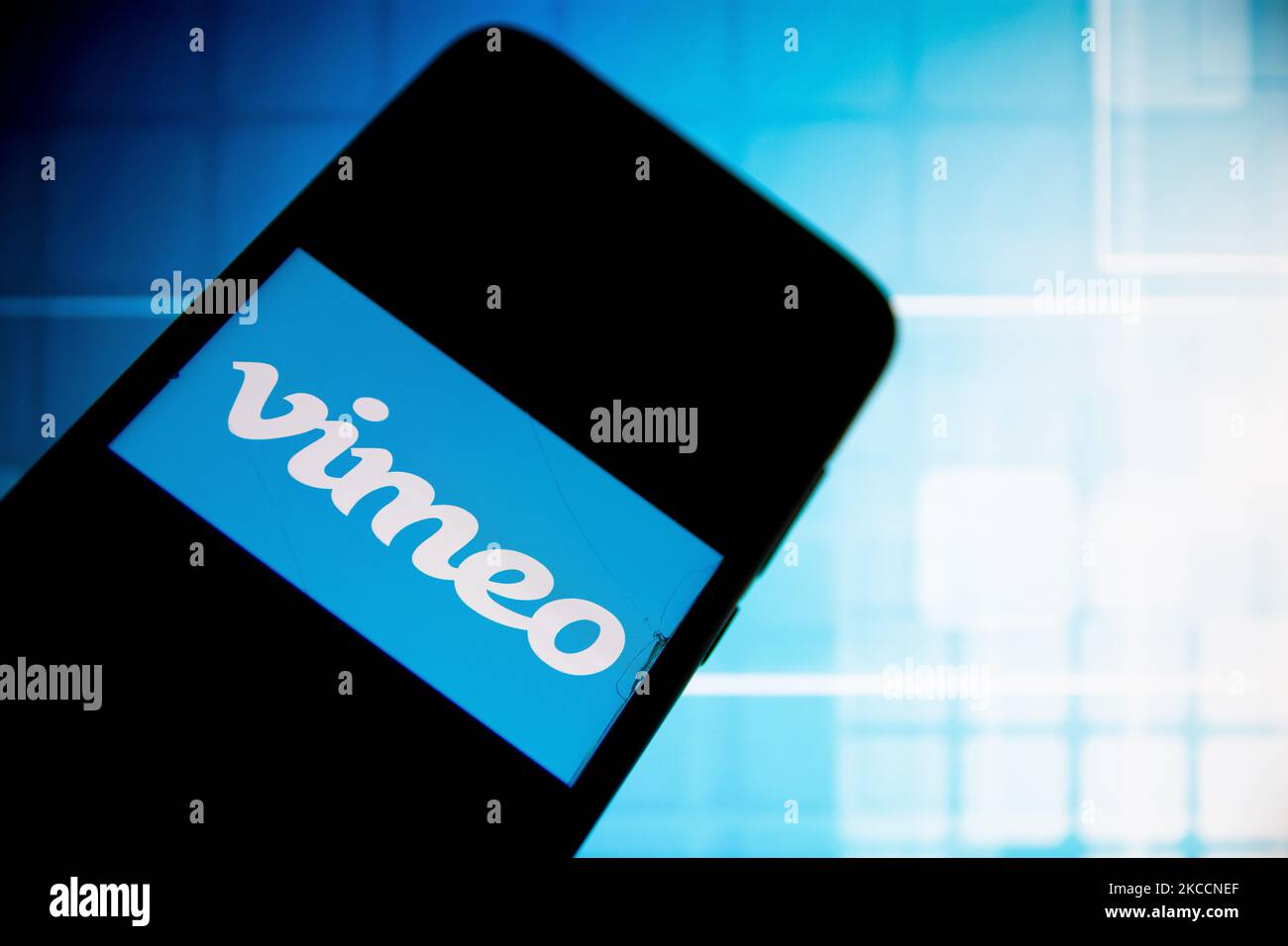 In questa foto il logo Vimeo viene visualizzato sullo schermo di uno smartphone ad Atene, Grecia, il 13 aprile 2021 (Foto Illustrazione di Nikolas Kokovlis/NurPhoto) Foto Stock