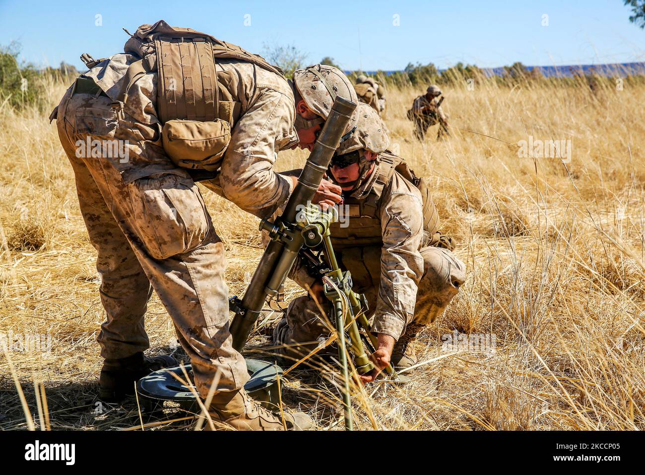 I marines degli Stati Uniti forniscono il fuoco del mortaio. Foto Stock