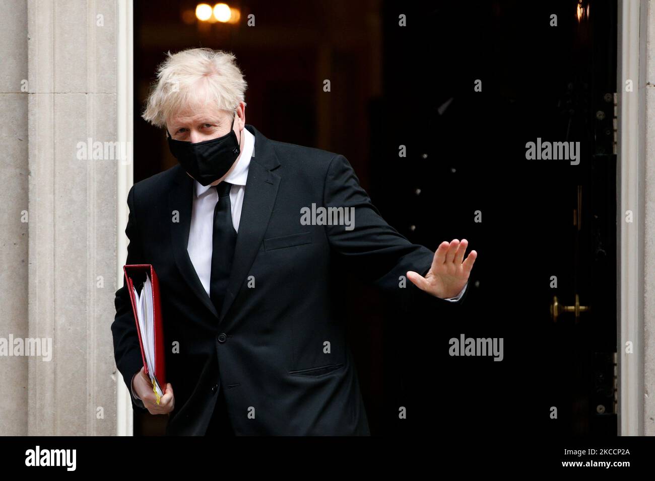 Il primo ministro britannico Boris Johnson lascia 10 Downing Street per la sua apparizione settimanale del primo ministro (PMQ) alla Camera dei Comuni a Londra, in Inghilterra, il 14 aprile 2021. (Foto di David Cliff/NurPhoto) Foto Stock