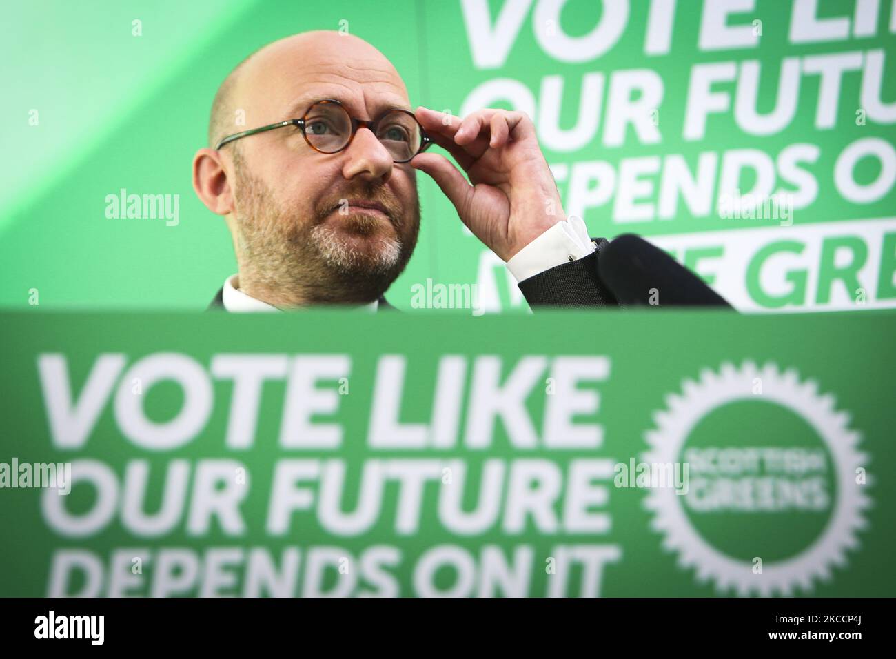 Il co-leader scozzese dei Verdi Patrick Harvie lancia il manifesto elettorale scozzese dei Verdi in occasione di un evento elettorale tenutosi presso lo Studio Warehouse SWG3 il 14 aprile 2021 a Glasgow, Scozia. Il loro manifesto contiene piani per creare oltre 100.000 posti di lavoro come parte dei piani per una ripresa verde che taglia le emissioni climatiche della Scozia. (Foto di Ewan Bootman/NurPhoto) Foto Stock