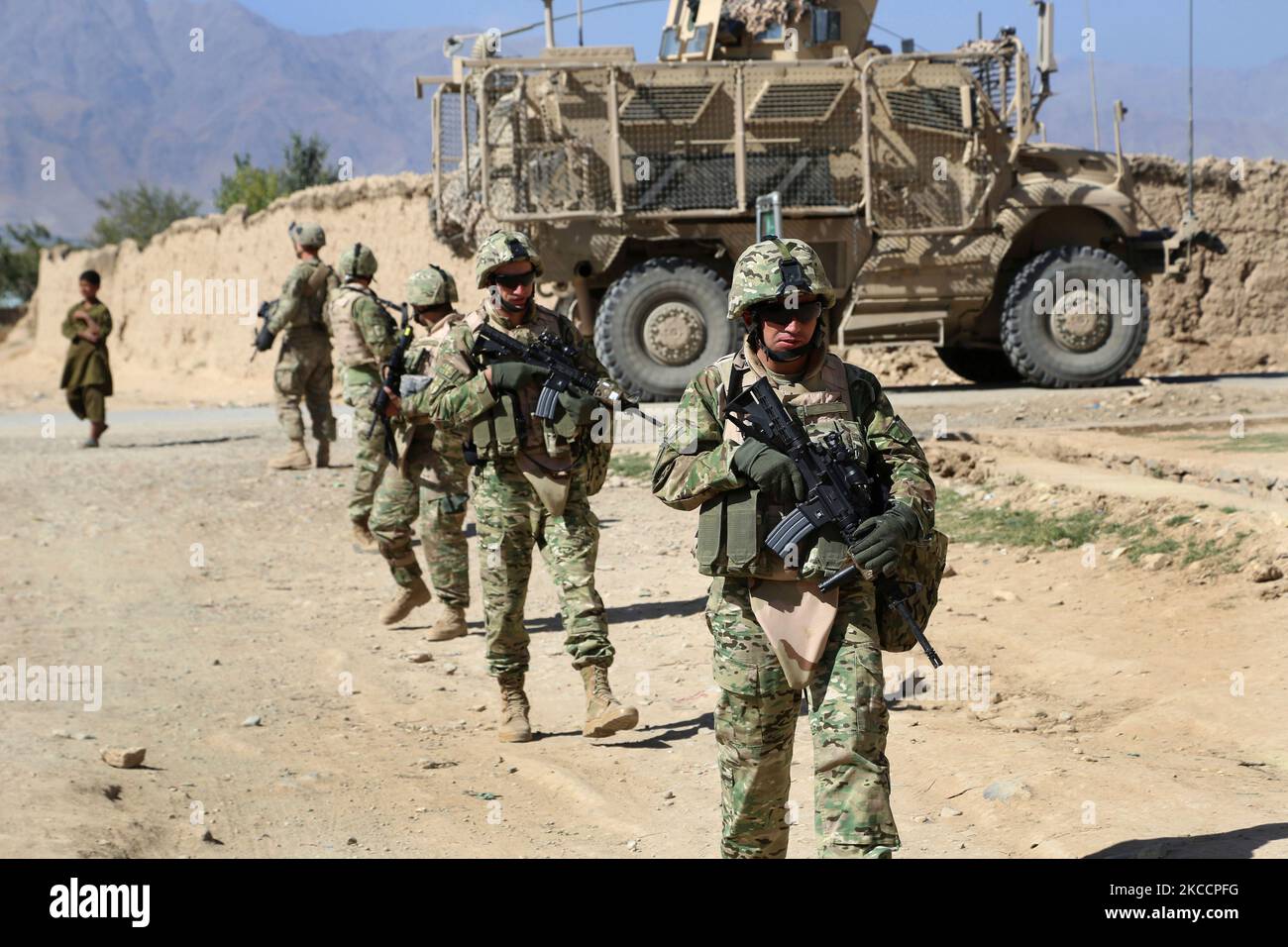 Le truppe georgiane scoppano i veicoli per eseguire una pattuglia a piedi in Afghanistan. Foto Stock