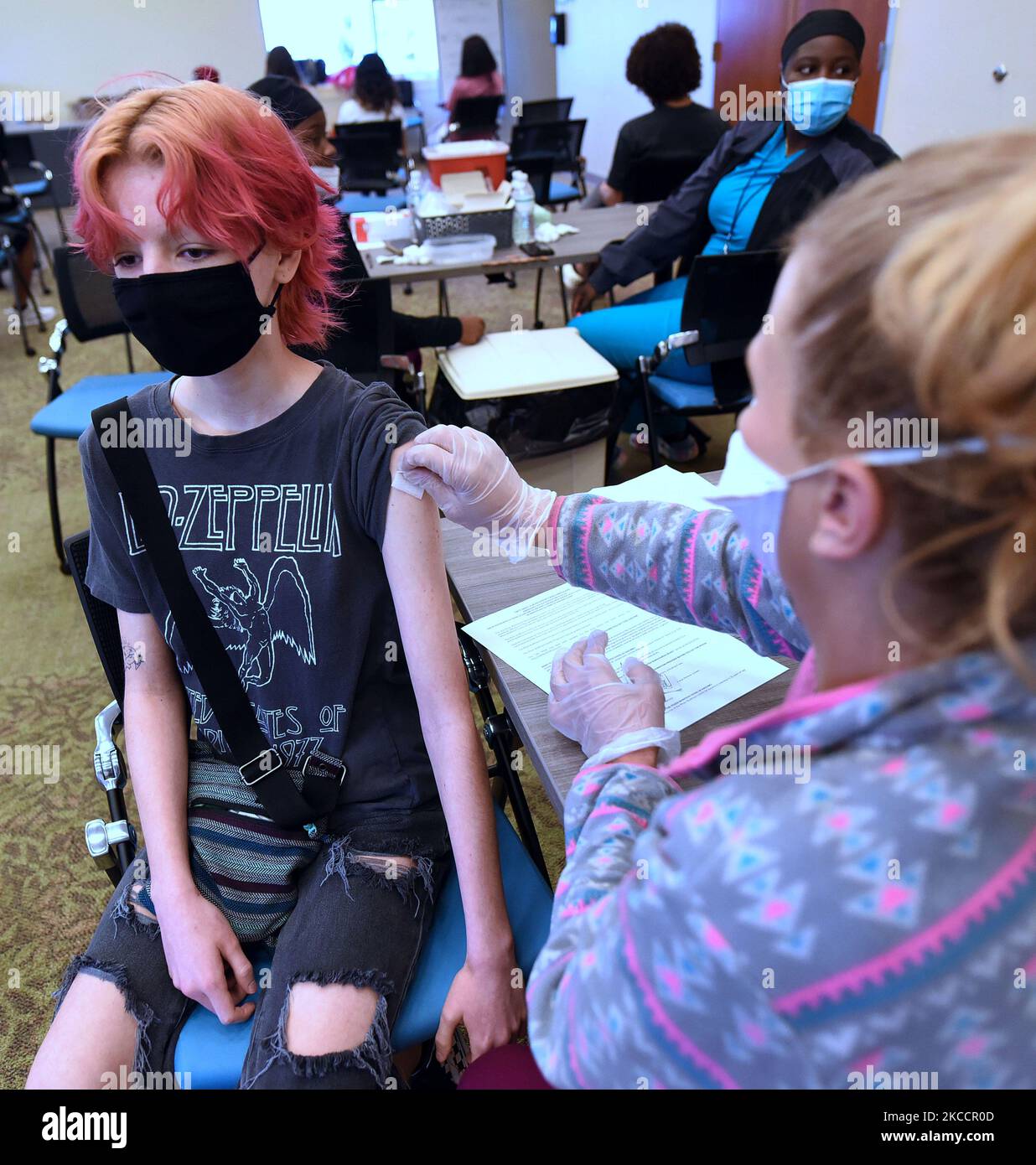 Un'infermiera si prepara a dare a Skyler Penney un colpo del vaccino Pfizer COVID-19 in un contenitore di vaccinazione per studenti e dipendenti del Lake Sumter state College il 14 aprile 2021 a Clermont, Florida, Stati Uniti. Un giorno prima, il CDC e la US Food and Drug Administration hanno raccomandato agli Stati Uniti di sospendere l'uso del vaccino J&J single shot dopo che sei casi negli Stati Uniti hanno riportato un raro e grave tipo di coagulo di sangue. (Foto di Paul Hennessy/NurPhoto) Foto Stock