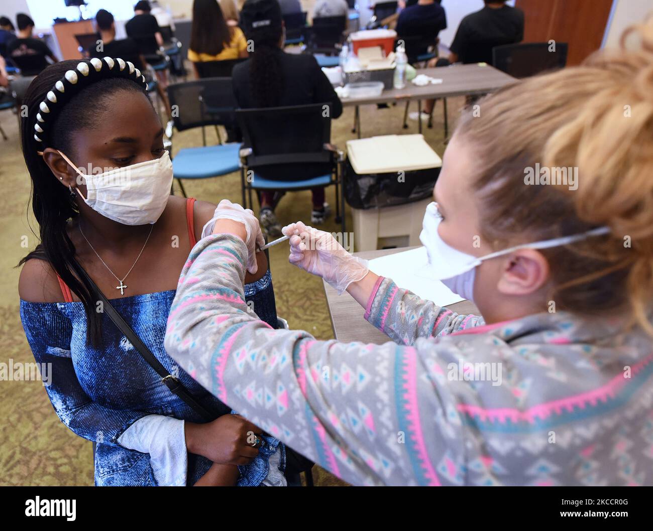 Ralphia Weber riceve una dose del vaccino Pfizer COVID-19 in un contenitore di vaccinazione per studenti e dipendenti del Lake Sumter state College il 14 aprile 2021 a Clermont, Florida, Stati Uniti. Un giorno prima, il CDC e la US Food and Drug Administration hanno raccomandato agli Stati Uniti di sospendere l'uso del vaccino J&J single shot dopo che sei casi negli Stati Uniti hanno riportato un raro e grave tipo di coagulo di sangue. (Foto di Paul Hennessy/NurPhoto) Foto Stock
