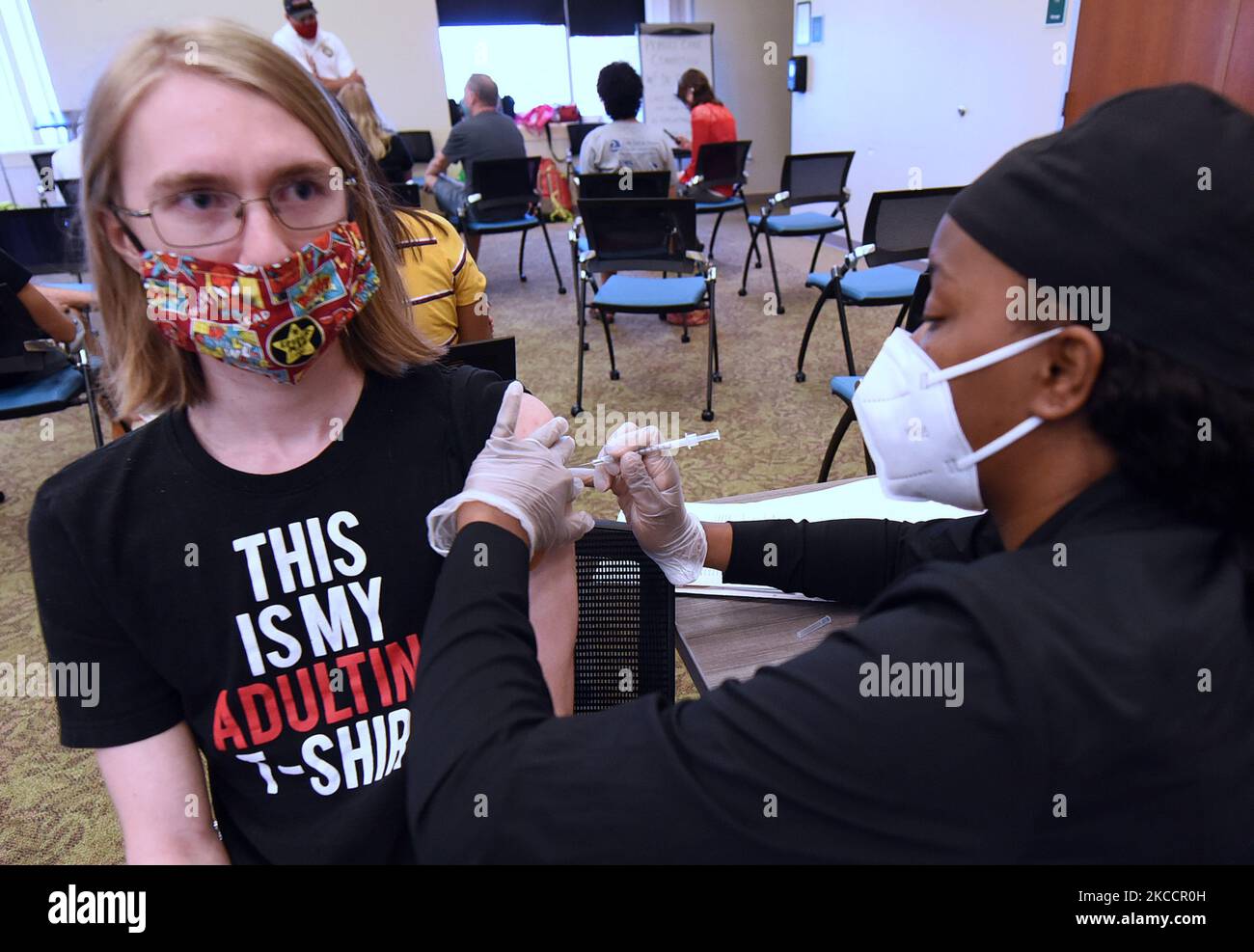 Grady Wilder riceve un vaccino Pfizer COVID-19 in un contenitore di vaccinazione per studenti e dipendenti del Lake Sumter state College il 14 aprile 2021 a Clermont, Florida, Stati Uniti. Un giorno prima, il CDC e la US Food and Drug Administration hanno raccomandato agli Stati Uniti di sospendere l'uso del vaccino J&J single shot dopo che sei casi negli Stati Uniti hanno riportato un raro e grave tipo di coagulo di sangue. (Foto di Paul Hennessy/NurPhoto) Foto Stock