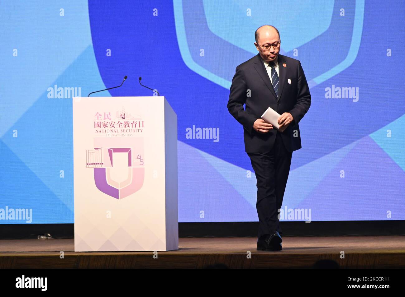 Il capo dell'Ufficio per la salvaguardia della sicurezza nazionale del governo popolare centrale nella RAS di Hong Kong, Zheng Yanxiong, lascia il palco dopo aver parlato durante la cerimonia di apertura della Giornata nazionale per l'educazione alla sicurezza, che si terrà a Hong Kong giovedì 15 aprile 2021. Hong Kong ospita oggi per la prima volta una Giornata nazionale per l'educazione alla sicurezza, dopo l'attuazione della legge sulla sicurezza nazionale lo scorso anno, oltre 100 persone sono state arrestate ai sensi della legge sulla sicurezza nazionale, con figure prominenti per la democrazia, Come Jimmy Lai che è stato accusato di legge , e l'arresto di oltre 47 Foto Stock