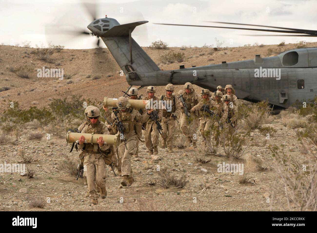 I Marines degli Stati Uniti eseguono un offload del motore in funzione da un CH-53E Super Stallion. Foto Stock