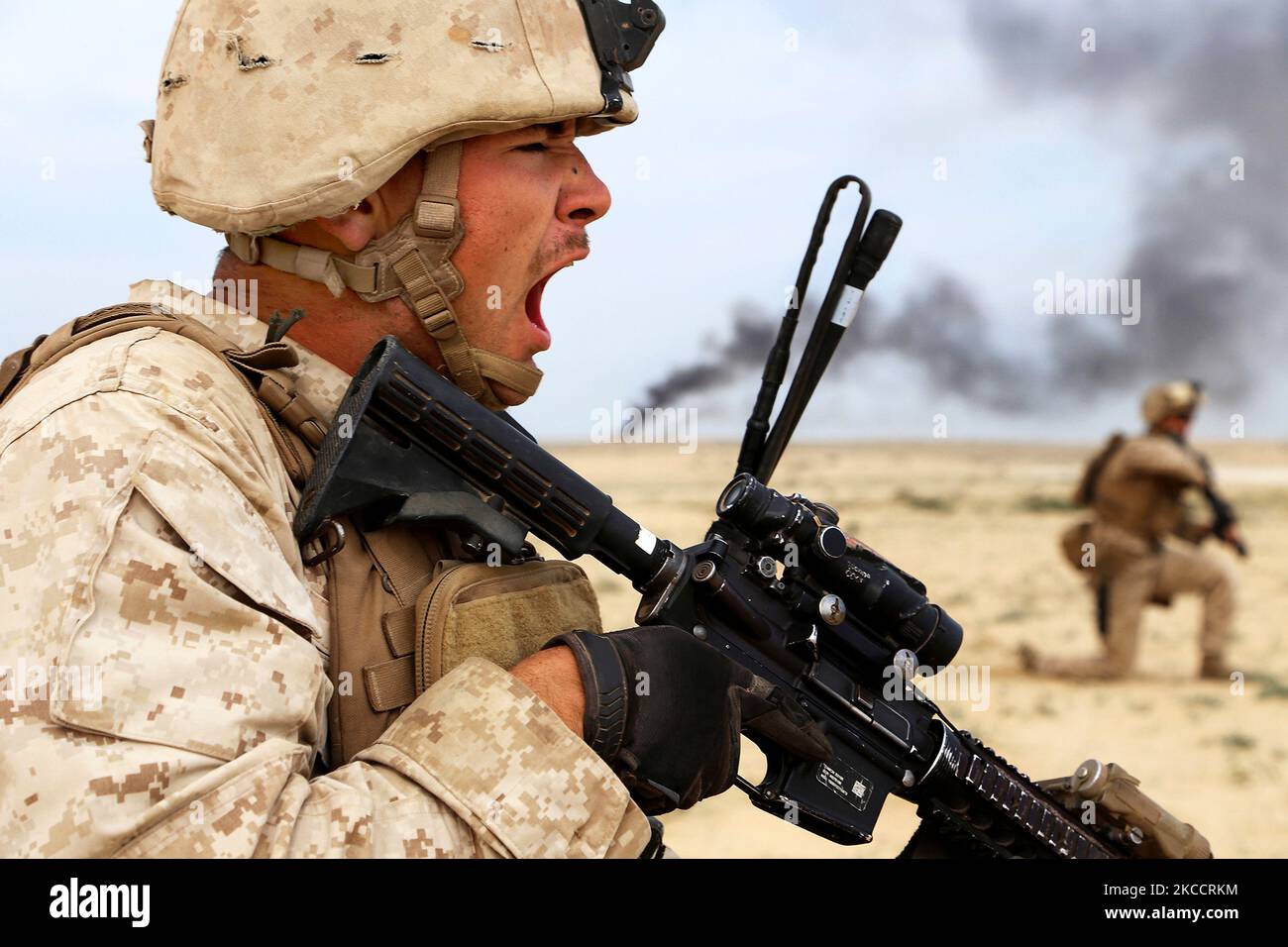 U.S. Marine dirige la sua squadra di pompieri durante un esercizio di assalto. Foto Stock