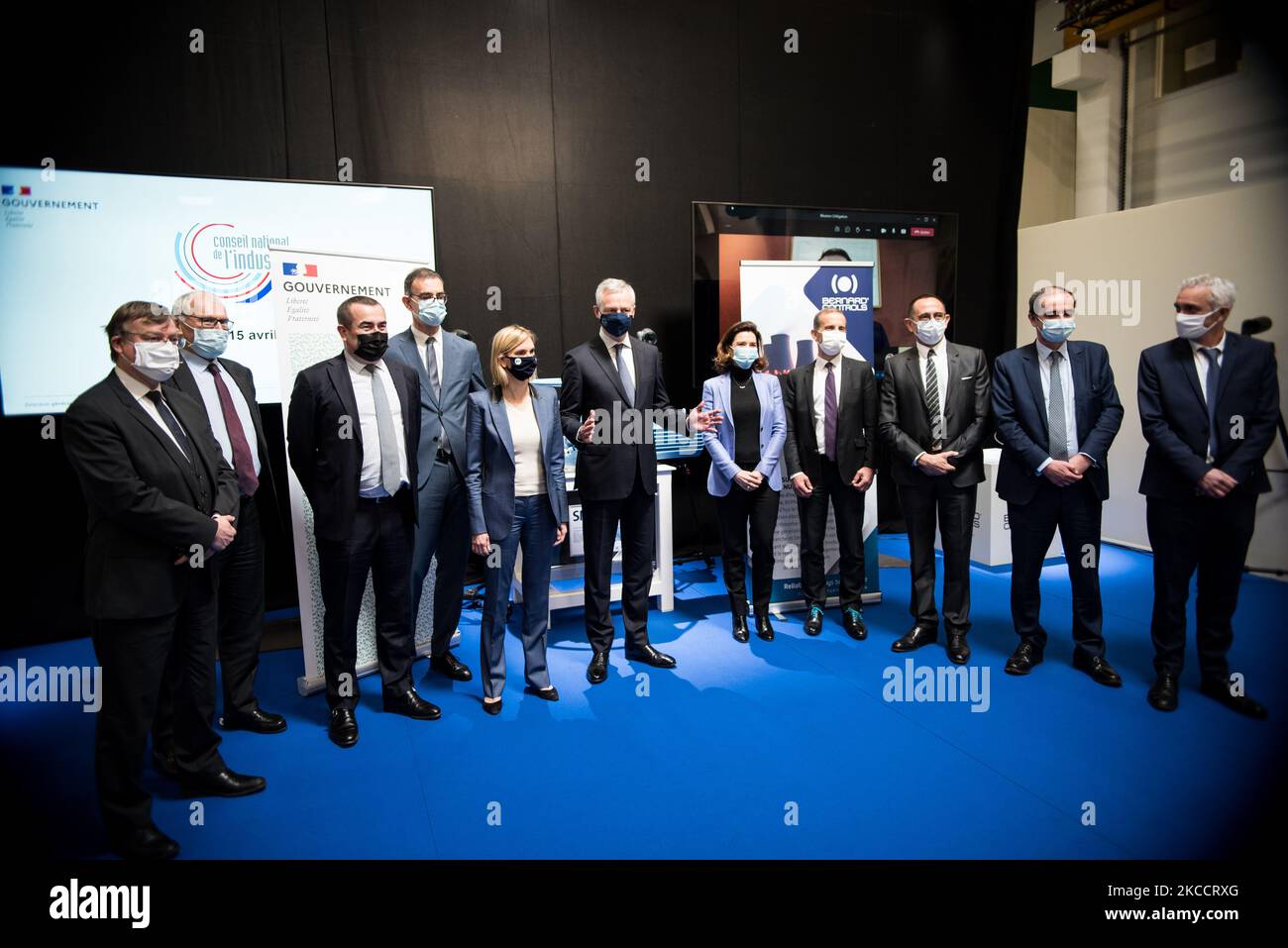 Foto di famiglia al termine del Consiglio Nazionale dell'industria, un vertice strategico dedicato al settore nucleare e dell'approvvigionamento energetico, tenutosi presso la società Berand Controls, specializzata nel settore nucleare. La società, sovvenzionata con €800.000 nell'ambito del piano di ripresa finanziato dal governo francese, è stata visitata da Bruno le Maire, ministro dell'Economia, e da Agnès Pannier-Runacher, ministro dell'industria. A Gonesse, Val d'Oise, il 15 aprile 2021. (Foto di Andrea Savorani Neri/NurPhoto) Foto Stock