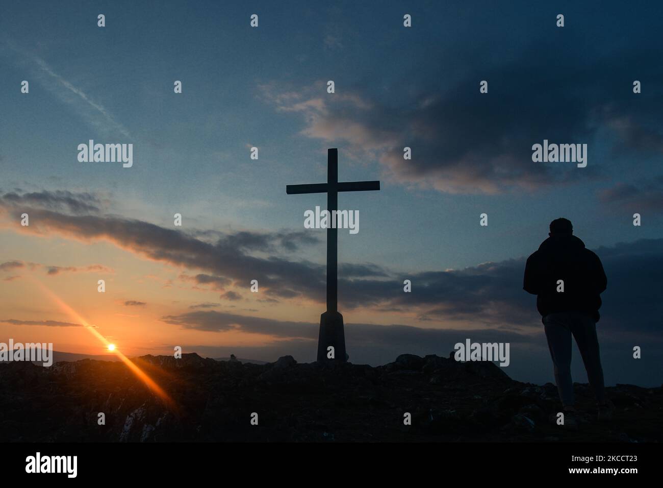 La Croce dell'anno Santo sulla cima di Bray Head al tramonto, durante il blocco COVID-19. Giovedì, 15 aprile 2021, a Bray, Contea di Wicklow, Irlanda. (Foto di Artur Widak/NurPhoto) Foto Stock