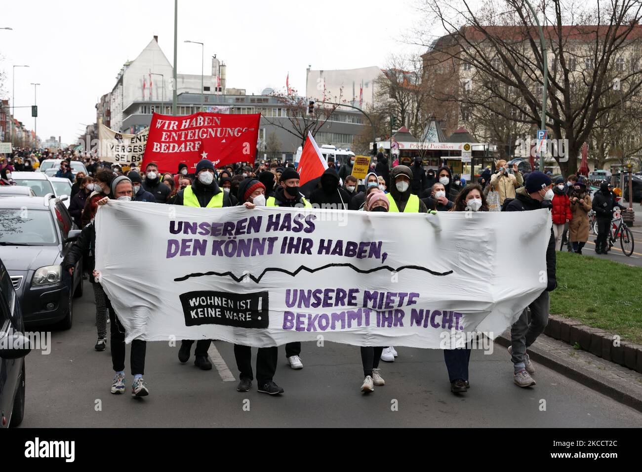 La gente partecipa a una manifestazione per protestare contro l'odierna sentenza della Corte costituzionale federale che annulla il tetto di affitto di Berlino il 15 aprile 2021. (Foto di Emmanuele Contini/NurPhoto) Foto Stock