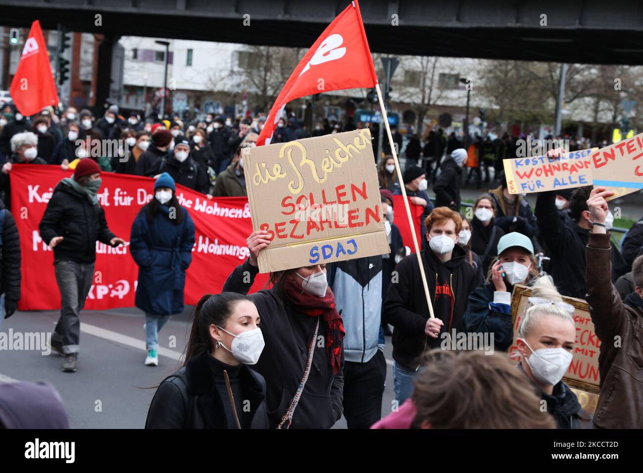 La gente partecipa a una manifestazione per protestare contro l'odierna sentenza della Corte costituzionale federale che annulla il tetto di affitto di Berlino il 15 aprile 2021. (Foto di Emmanuele Contini/NurPhoto) Foto Stock