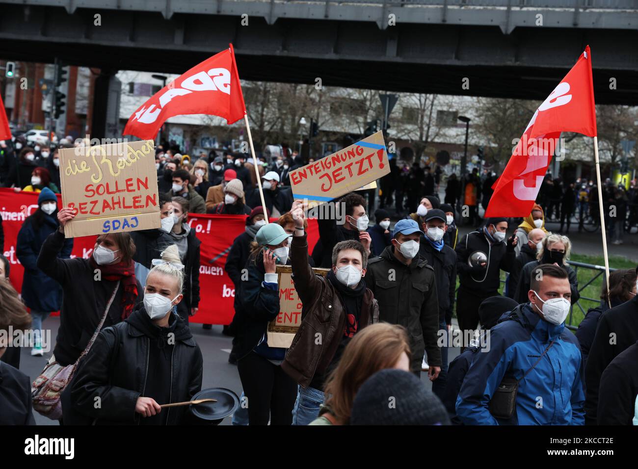La gente partecipa a una manifestazione per protestare contro l'odierna sentenza della Corte costituzionale federale che annulla il tetto di affitto di Berlino il 15 aprile 2021. (Foto di Emmanuele Contini/NurPhoto) Foto Stock