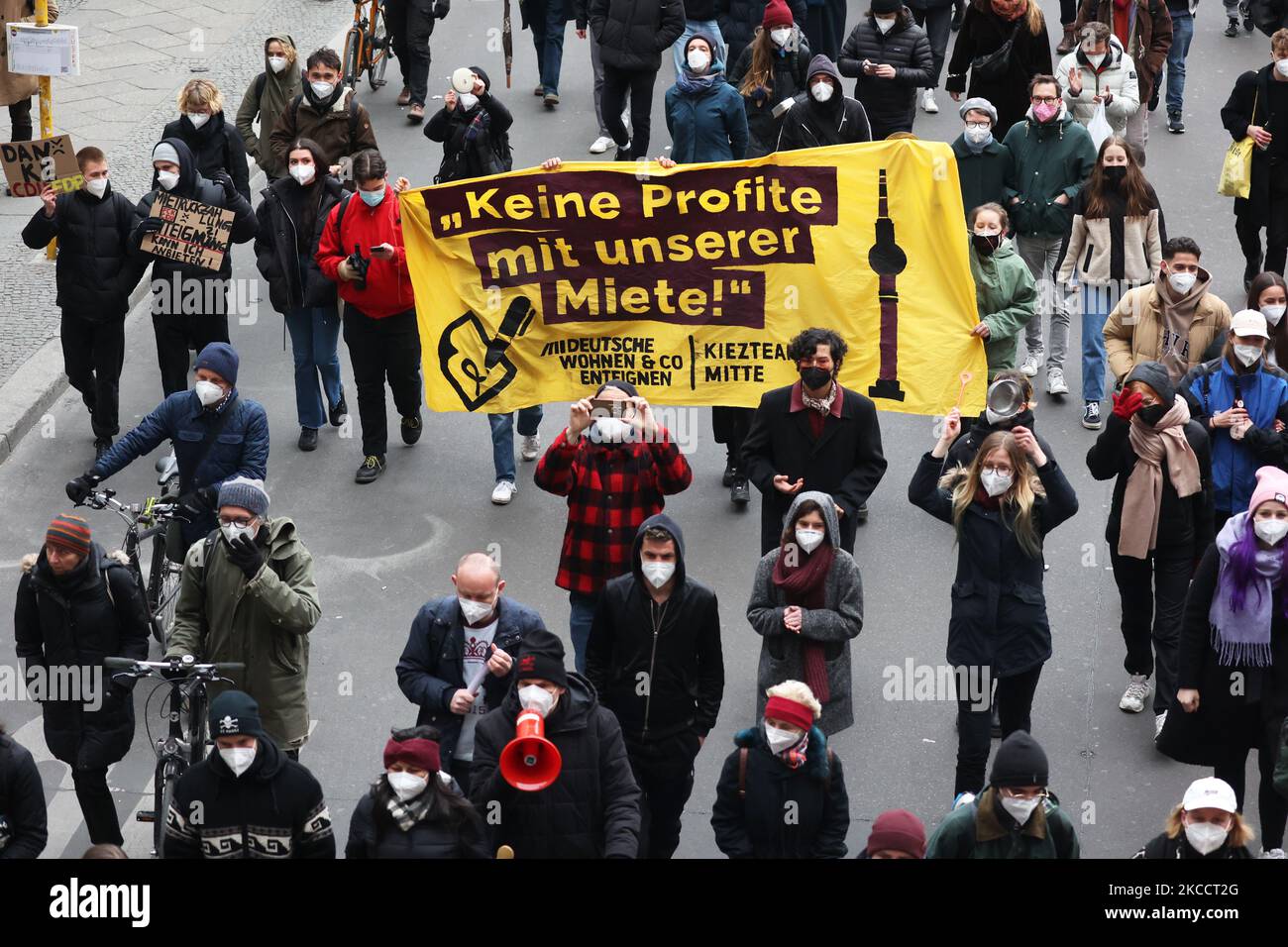 La gente partecipa a una manifestazione per protestare contro l'odierna sentenza della Corte costituzionale federale che annulla il tetto di affitto di Berlino il 15 aprile 2021. (Foto di Emmanuele Contini/NurPhoto) Foto Stock