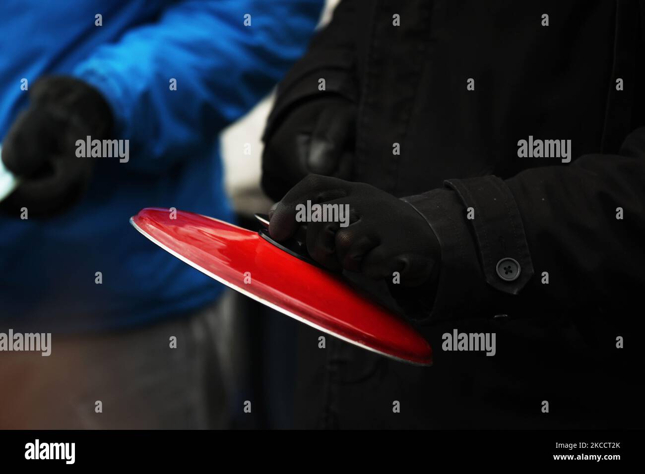 La gente partecipa a una manifestazione per protestare contro l'odierna sentenza della Corte costituzionale federale che annulla il tetto di affitto di Berlino il 15 aprile 2021. (Foto di Emmanuele Contini/NurPhoto) Foto Stock