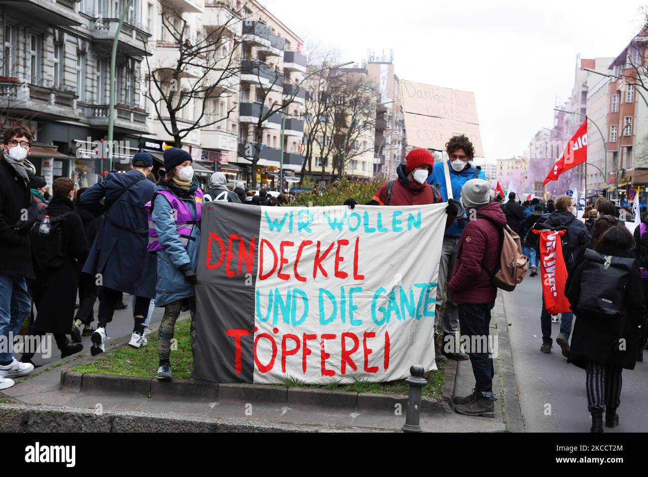 La gente partecipa a una manifestazione per protestare contro l'odierna sentenza della Corte costituzionale federale che annulla il tetto di affitto di Berlino il 15 aprile 2021. (Foto di Emmanuele Contini/NurPhoto) Foto Stock