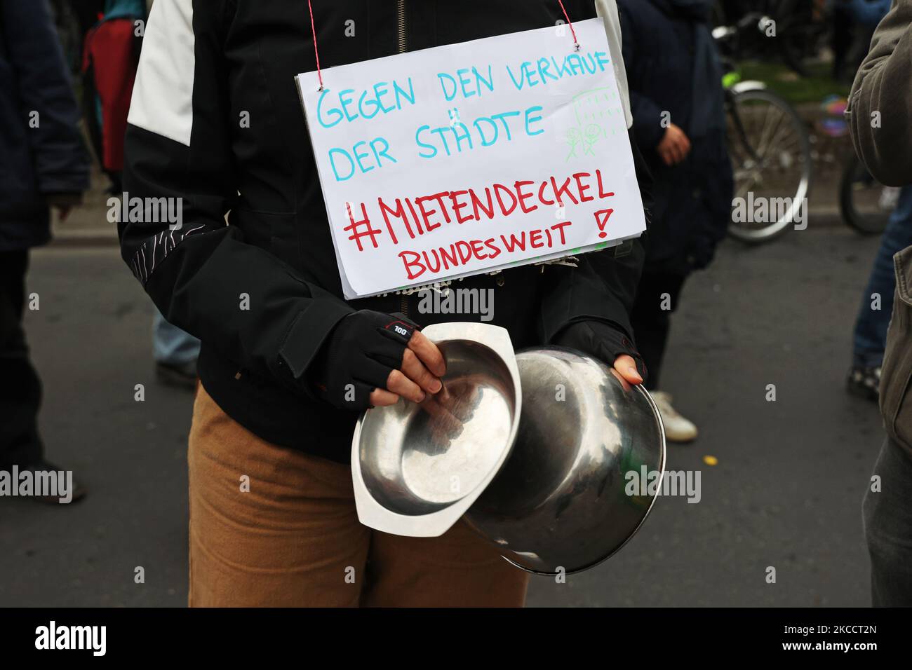 La gente partecipa a una manifestazione per protestare contro l'odierna sentenza della Corte costituzionale federale che annulla il tetto di affitto di Berlino il 15 aprile 2021. (Foto di Emmanuele Contini/NurPhoto) Foto Stock