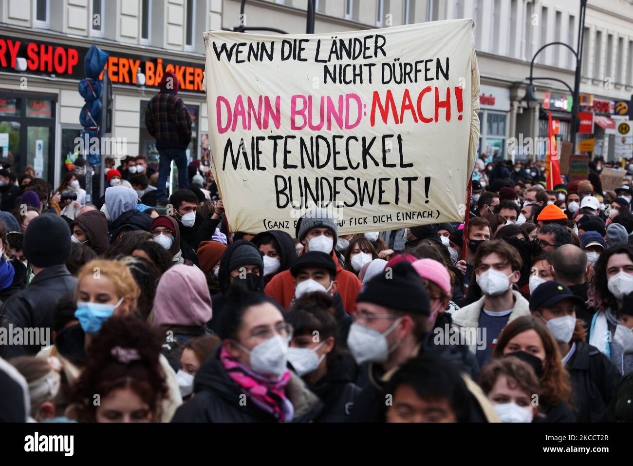 La gente partecipa a una manifestazione per protestare contro l'odierna sentenza della Corte costituzionale federale che annulla il tetto di affitto di Berlino il 15 aprile 2021. (Foto di Emmanuele Contini/NurPhoto) Foto Stock